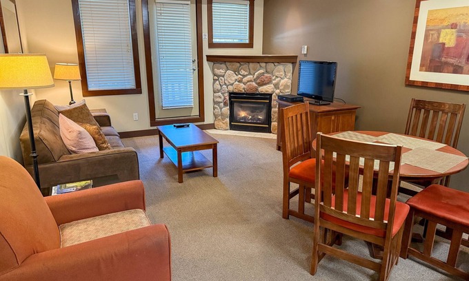 East Kootenay Condo | Cozy 1 Bedroom | Fitness Centre & Steam Room