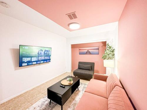 Sawtelle House | Cozy 1-BR Poolside Getaway in West LA - LOU2 - WW