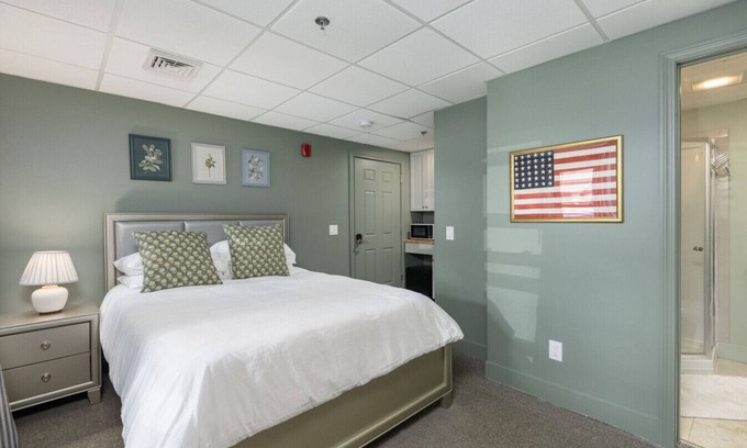 Off Broadway Apartment | Cozy 1BR Suite with Parking!