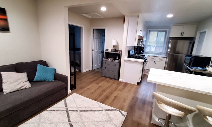 Concord House | Cozy 2 bdr unit in the center of East bay