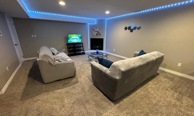 Woodslee Apartment | Cozy 2 Bdrm, Lounge w fpl, Kitchenette, TV, Wi-Fi