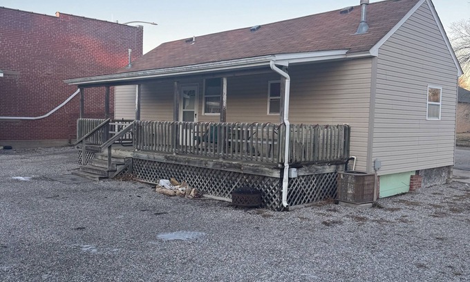 Howard Cabin | Cozy 2-bedroom cabin with Small Town Charm and Convenience