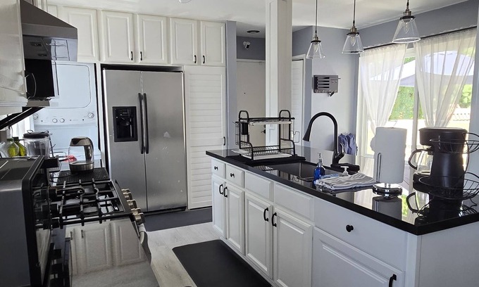 Lake Forest Condo | Cozy 2-bedroom condo with WiFi, AC in lovely Lake Forest.