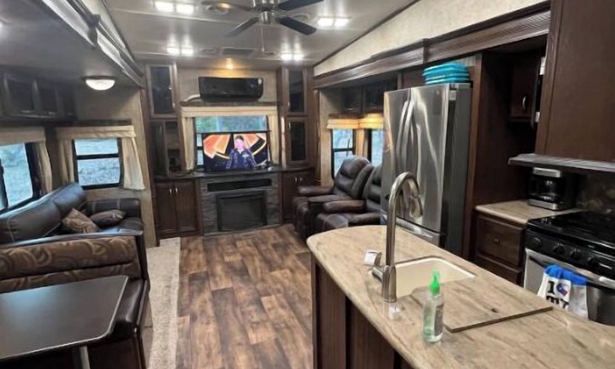 Leander House | Cozy 2 bedroom RV with pool