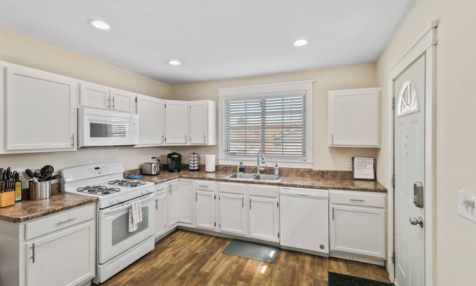 Waukegan House | Cozy 2-Story House Near Downtown Libertyville