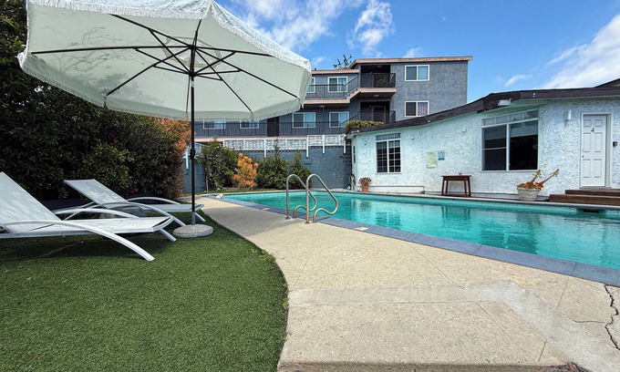 View Park-Windsor Hills House | Cozy 2BR Gem Near LAX, SoFi Stadium & The Forum - MK1