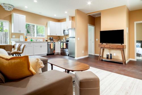 Thousand Oaks House | Cozy 2BR Home Mountain Views Pet Friendly