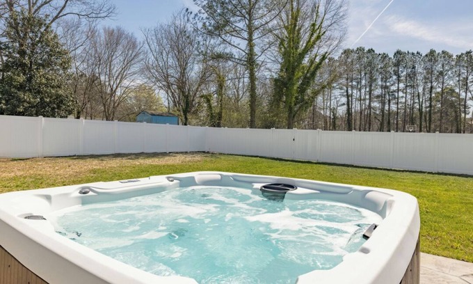 Littleton House | Cozy 2BR, Hot tub, Wi-Fi, Pet Friendly, Firepit