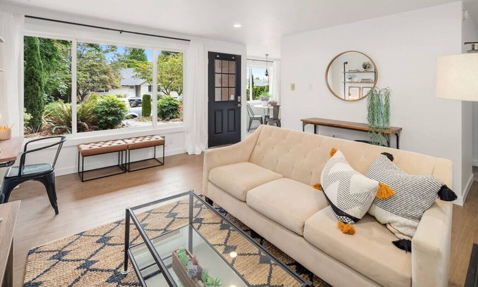 Moss Bay House | Cozy 2BR Lower Unit @DT Kirkland | Walk to Lake