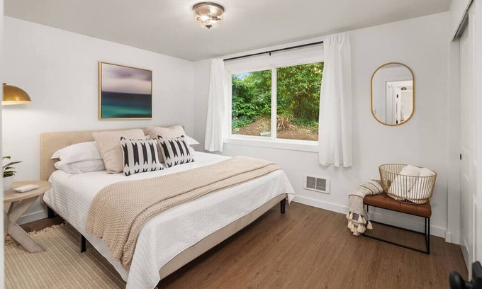 Moss Bay House | Cozy 2BR Lower Unit @DT Kirkland | Walk to Lake