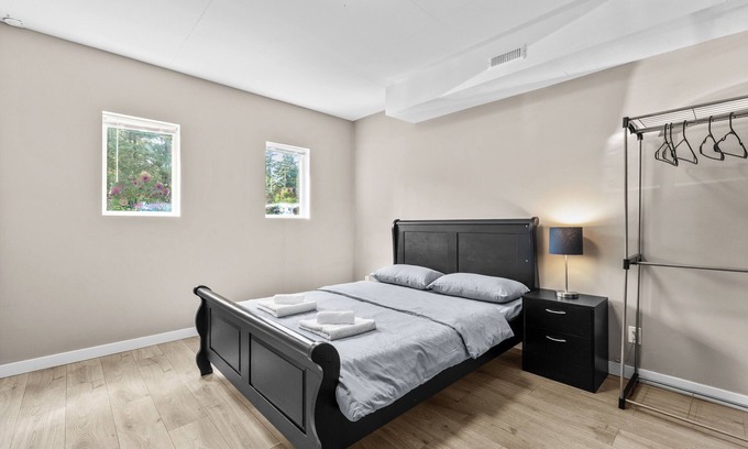 Surrey House | Cozy 2BR Suite Near White Rock Beach