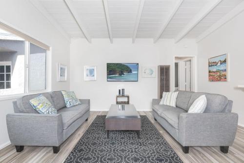 Balboa Peninsula House | Cozy 2Br Upstairs Cottage Steps From Sand In Prime Location By Beachview Rentals