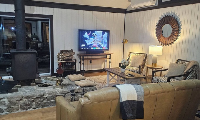 Woodbury Cabin | Cozy 3-bedroom cabin in Woodbury. With Brook and mountain to enjoy.