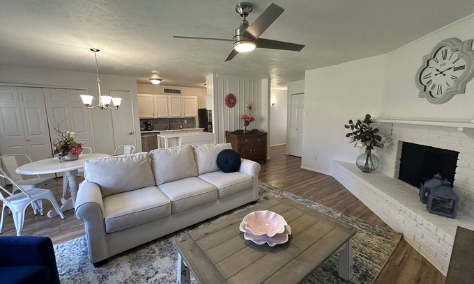 Allen House | Cozy 3-bedroom house with WiFi and AC in enjoyable Allen no chores