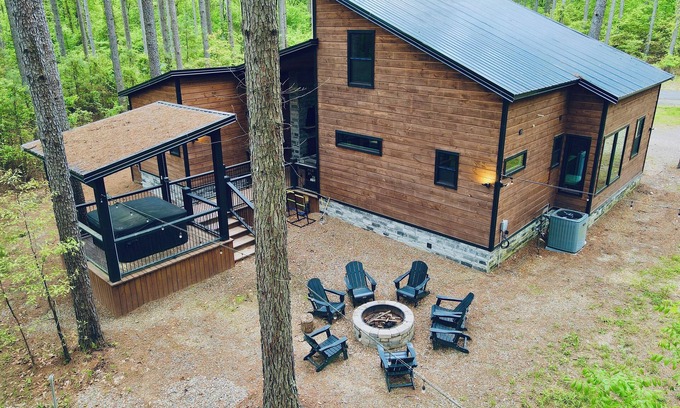 Broken Bow Cabin | Cozy 4-bedroom cabin in peaceful Broken Bow with hot tub, loft game area, WiFi.