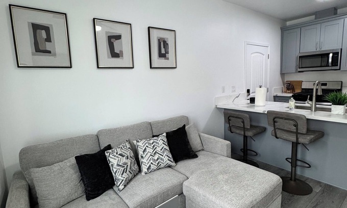 Callender Apartment | Cozy 450sqft ADU in charming Guadalupe 4 minutes from the beach, Full kitchen.