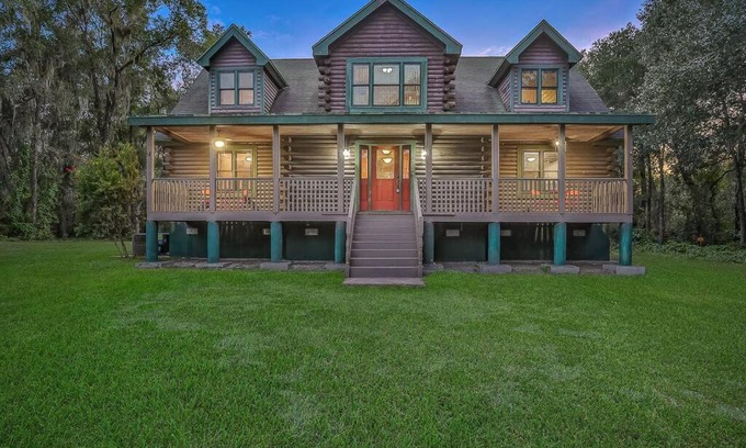 Florahome Apartment | Cozy 4BR Cabin on 11 acres with pool, BBQ & patio!