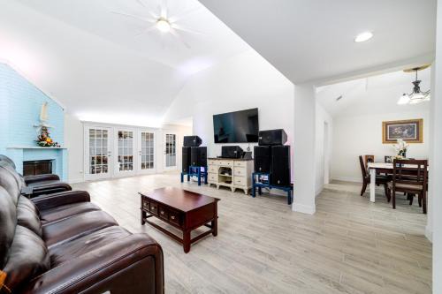 Mission Bend House | Cozy 4BR House with Fireplace. 10 Min to Chinatown