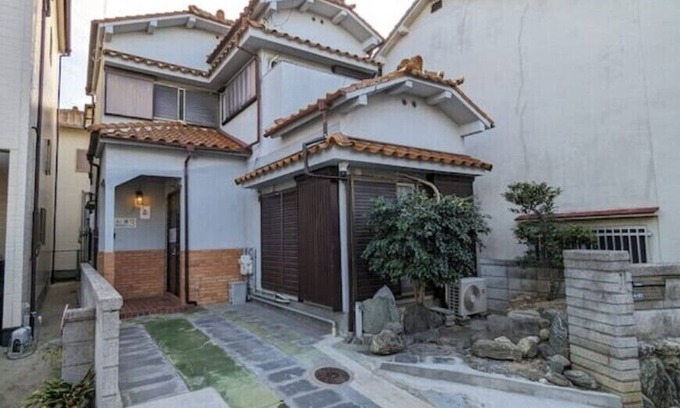 Izumisano House | Cozy 5BR Home Sleeps 11 / 10 Min Drive to Airport