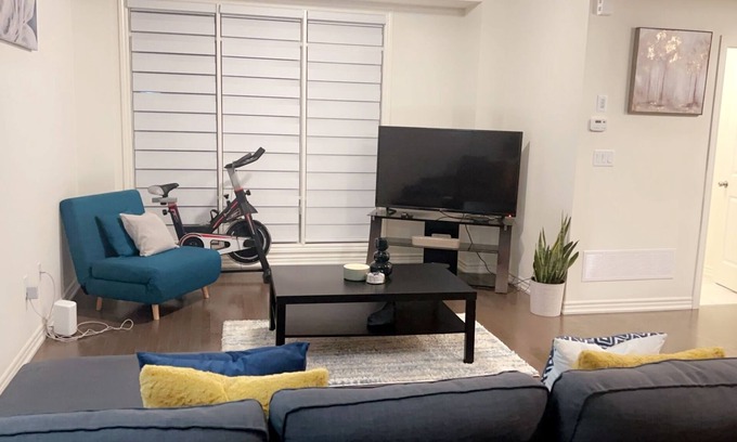 Ajax House | Cozy and Relaxing Brand New Townhome 10 mins away from Pickering and Ajax Casino