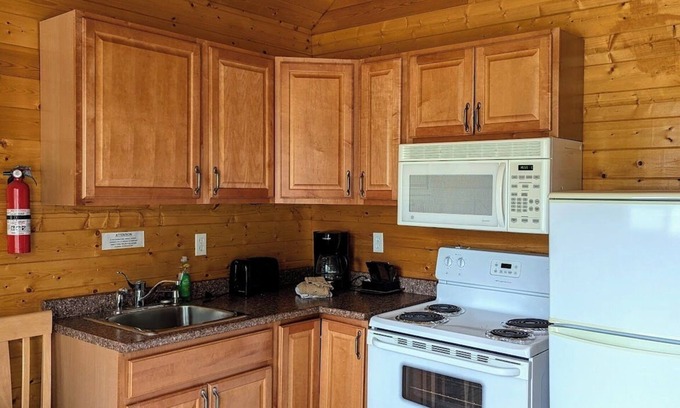 Regional District of Fraser-Fort George Apartment | Cozy and Relaxing Getaway Cabins 16