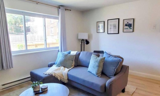 Tower Grove East Apartment | ★Cozy Apt Near SLU Hospital & Other Major Hospitals ★