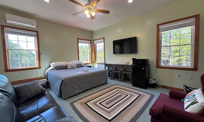 Lee Bed & Breakfast | Cozy B&B in walking distance to onsite tasting room in Lee!