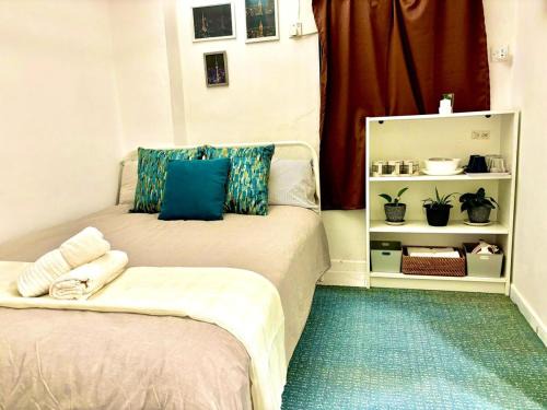 Sheung Wan Apartment | Cozy Bachelor In PmQ with Rooftop