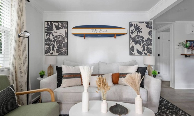 Charleston House | Cozy Beach Cottage Bungalow - 15 minutes to Folly!