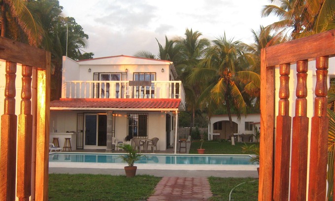 San Luis Talpa House | Cozy Beach House in front of the ocean with a private outdoor pool!