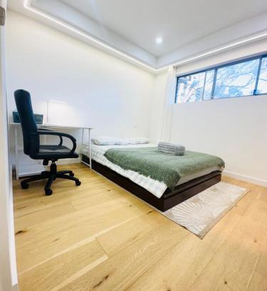 Revesby House | Cozy Bedroom with Private Bathroom and Toilet Close to Train Station Airport