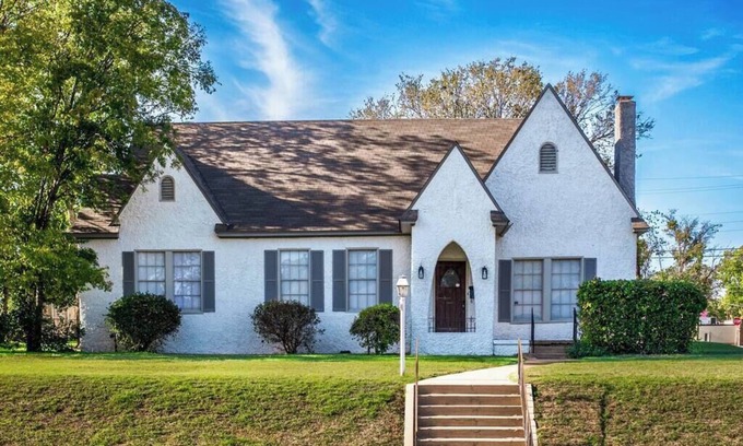 Austin Ave. House | Cozy Bungalow on Washington – Private Office