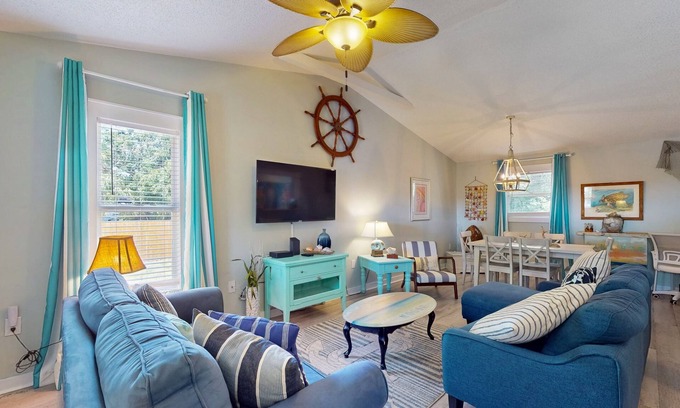 Bayou Oaks House | Cozy bungalow with shared pool, internet, onsite washer and dryer