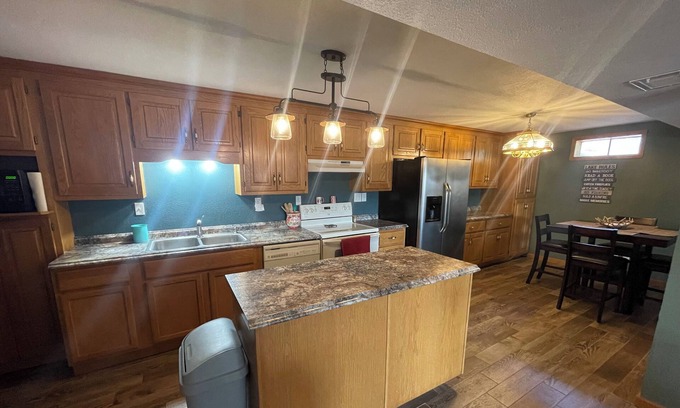 Warsaw Cabin | Cozy cabin at Truman Lake