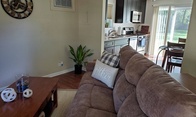 Hanover Park House | Cozy Cabin In Roselle