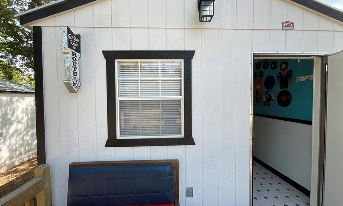 Thackerville Cabin | Cozy cabin in soothing Thackerville with AC, WiFi 1 mile and 1/4 from WINN STAR.