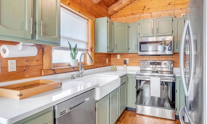 Midway Cabin | Cozy cabin in the heart of horse country