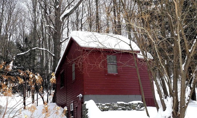 Canaan Cabin | Cozy cabin in tranquil Canaan NY with WiFi, AC