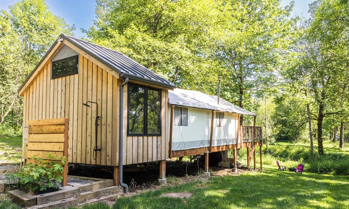 Duvall Cabin | Cozy cabin in welcoming Duvall with WiFi