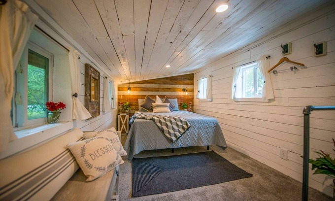 Waco Apartment | Cozy Cabin Little Red Hen 12 min to Magnolia