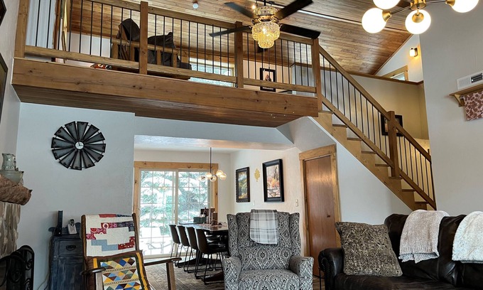 Custer House | Cozy cabin near all the attractions in the Heart of the Hills! Pet friendly!