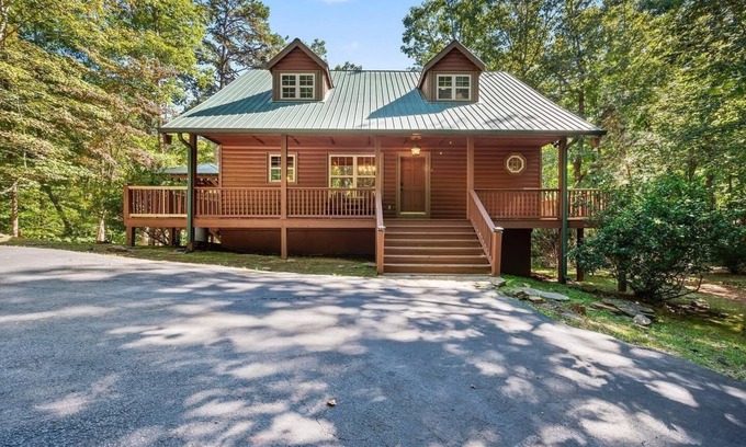 Cleveland Cabin | Cozy Cabin Near Helen + Hot Tub + Fire Pit + Game Room + More