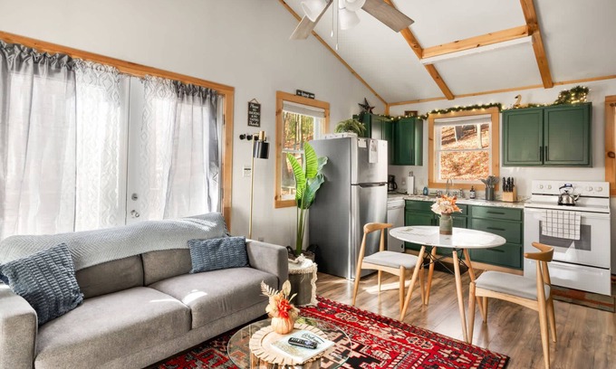 Lost River Cabin | Cozy Cabin w Lake, Hot Tub, Huge Deck & Fire Pit