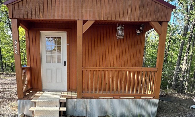 Murfreesboro Cabin | Cozy cabin with AC and WiFi in delightful Murfreesboro
