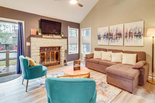 White Haven House | Cozy Cabin with Deck Less Than 1 Mi to Jack Frost Resort!