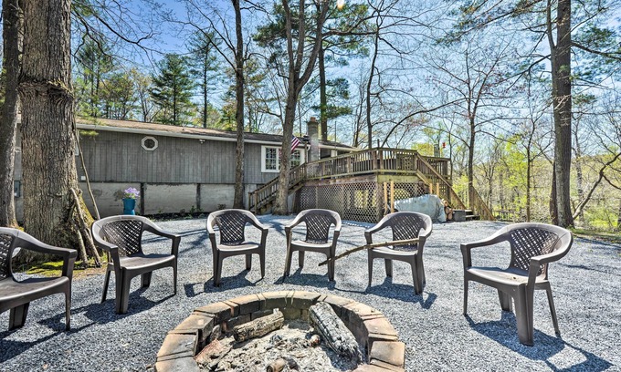 High View Cabin | Cozy Cabin with Sunroom & Cacapon River Access!