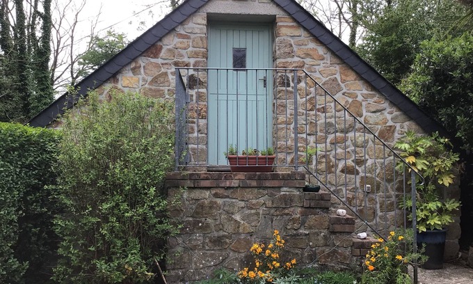 Camborne Apartment | Cozy Camborne Studio Retreat with two single beds