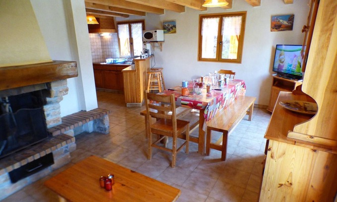 Les Saisies Ski Chalet | Cozy Chalet in the Forest, Near Slopes, Sleeps 8, Terrace, 3 Bedrooms