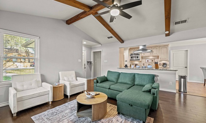 Denton House | Cozy & Charming l UNT/Downtown l Game Room l Parking l Large Yard