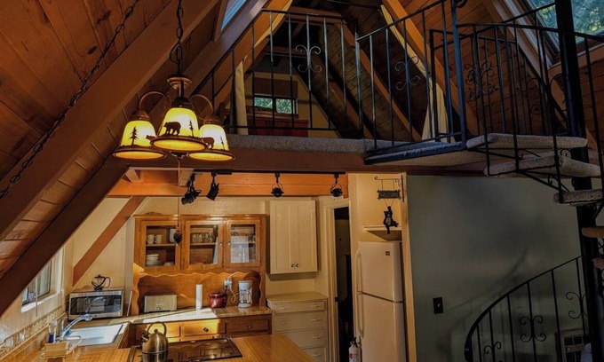 Glencoe Cabin | Cozy & Charming Sierra Nevada mts cabin 40 minutes from Kirkwood Ski resort.